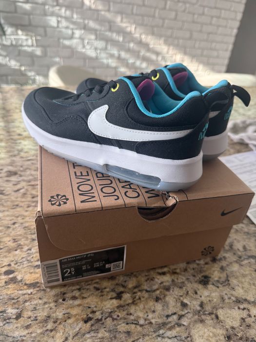 Детски маратонки нови Nike Air Max Motif 33