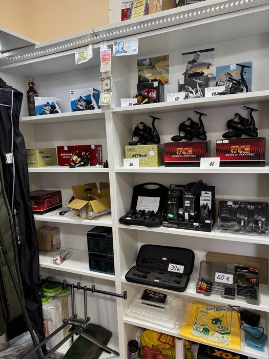 Стока и стелажи от риболовен магазин.