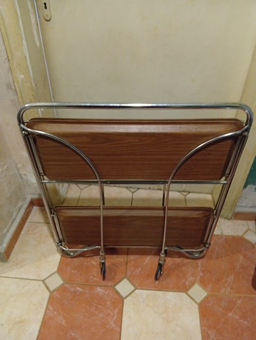 Сгъваема  масичка на колела