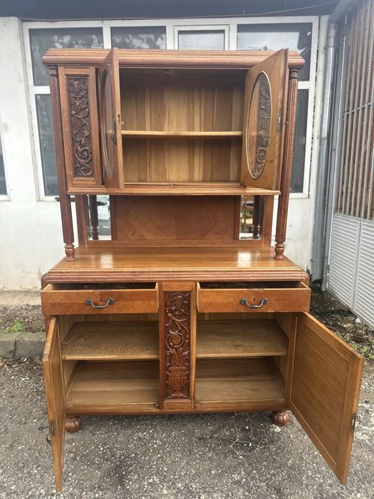 Бюфет витрина от дърво с дърворезба