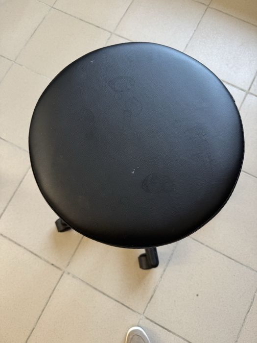 Стул на колесиках