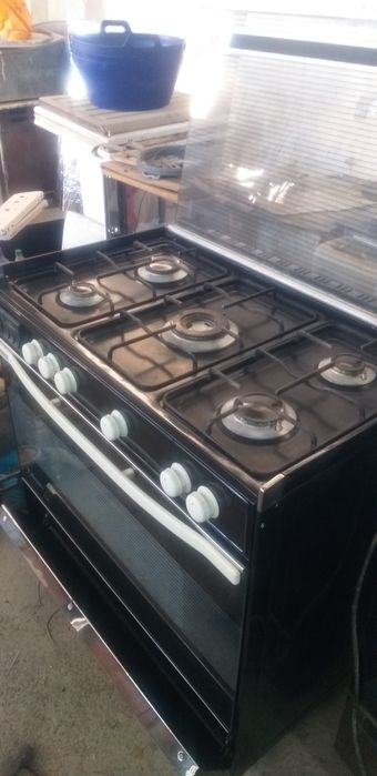 Продам.Газ  плиту в хорошем состоянии,все работает.