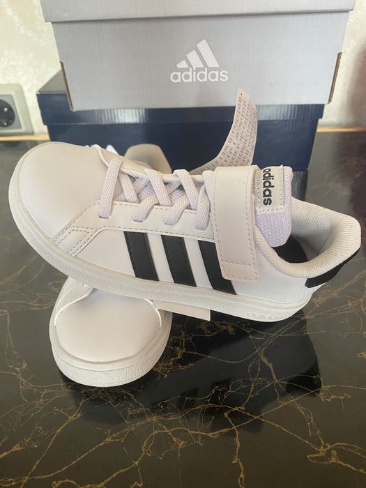 Маратонки адидас