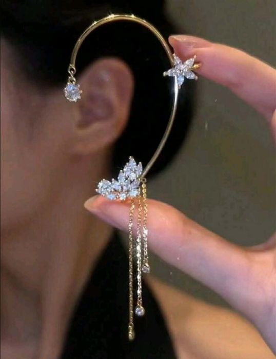 Модна елегантна деликатна обеца с мандат за ляво ухо със страз