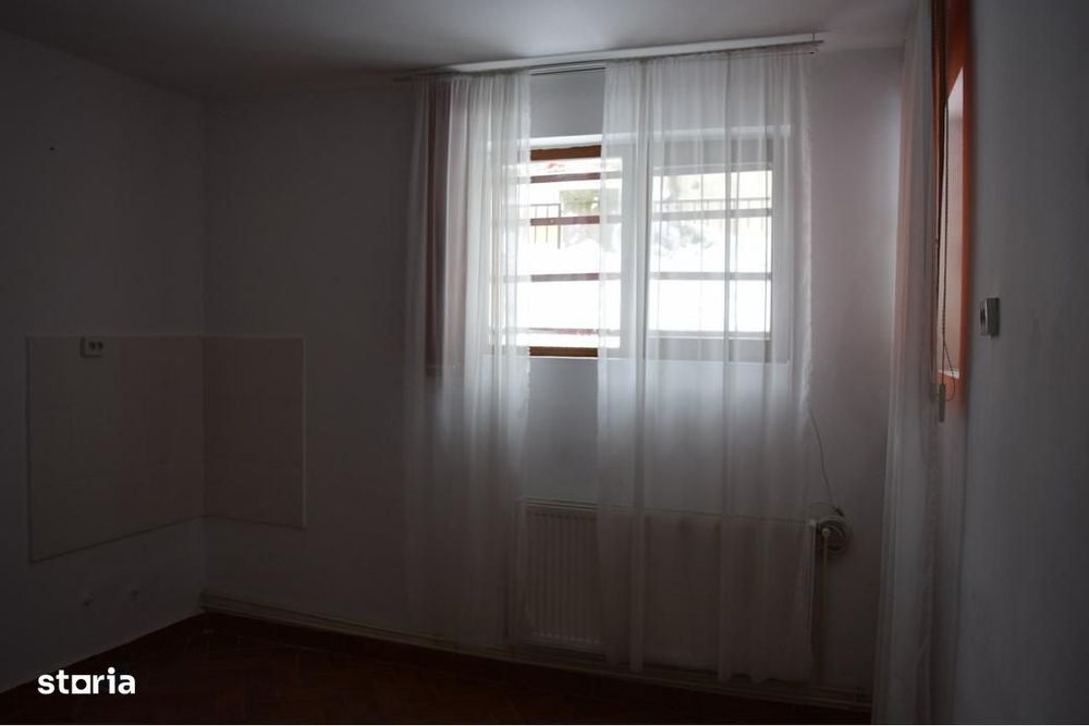 PROPRIETAR: Spațiu pentru Birouri/Cabinete – 60.2 mp + 23 mp Curte