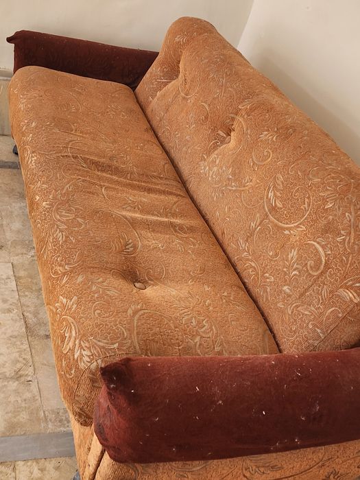 Yumshoq divan sotiladi