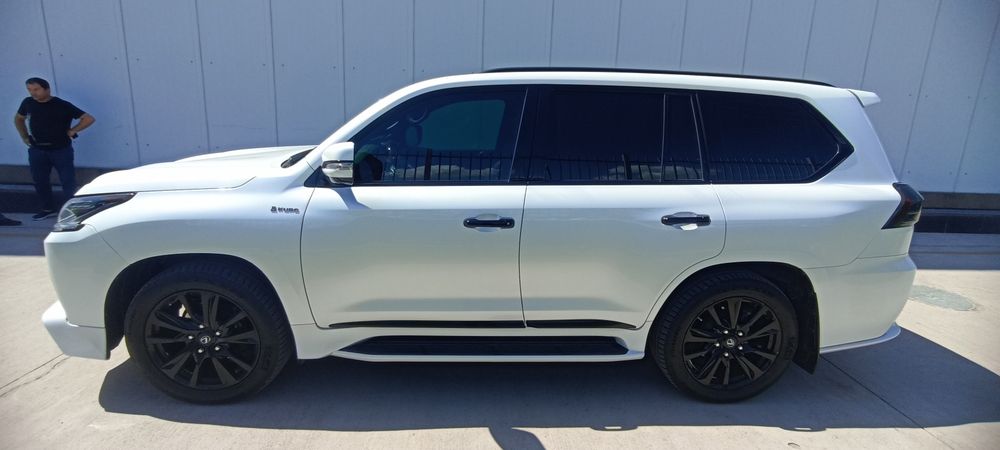 LEXUS LX 570 Kuro Black Edition S
