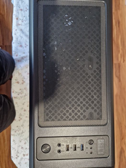 Продава се настолен гейминг компютър и подаръци