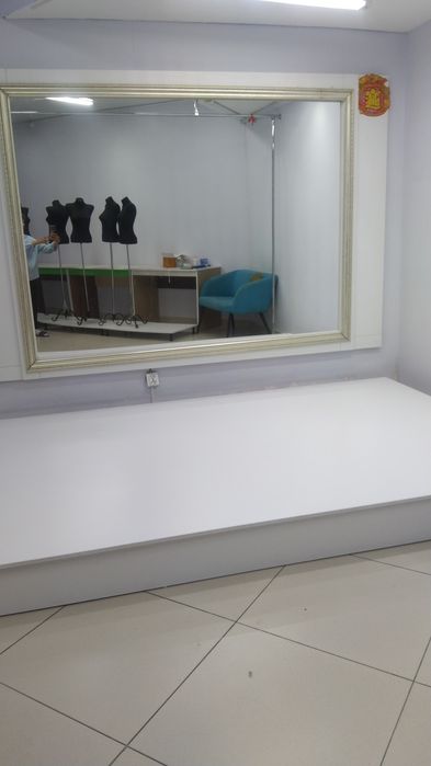 Продам зеркало со студией, а подставка, шкаф