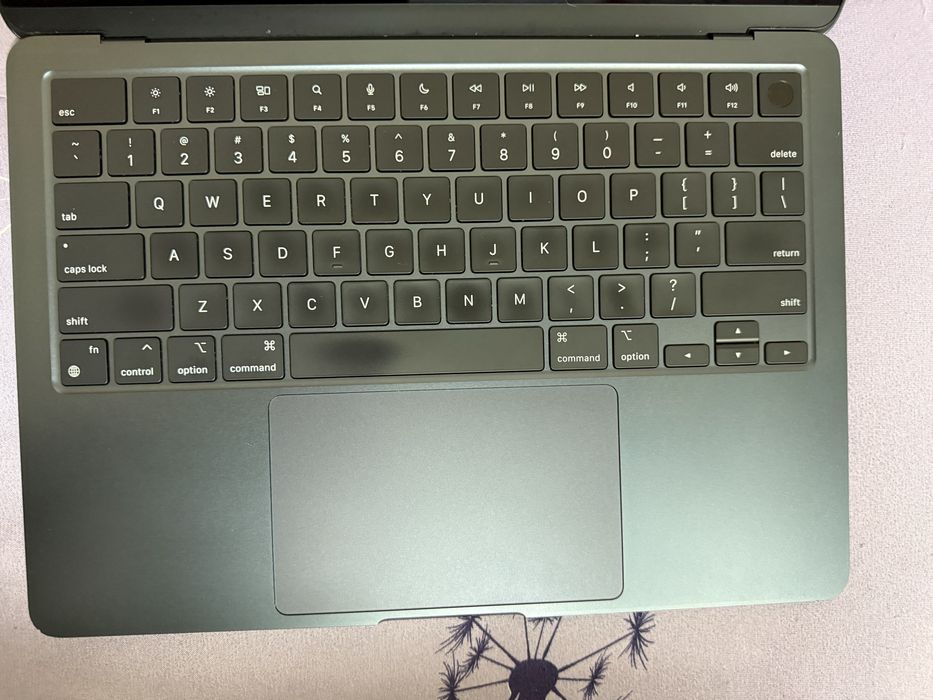 Vând MacBook Air 13” cu Apple M3 – 512GB SSD, model A3113.