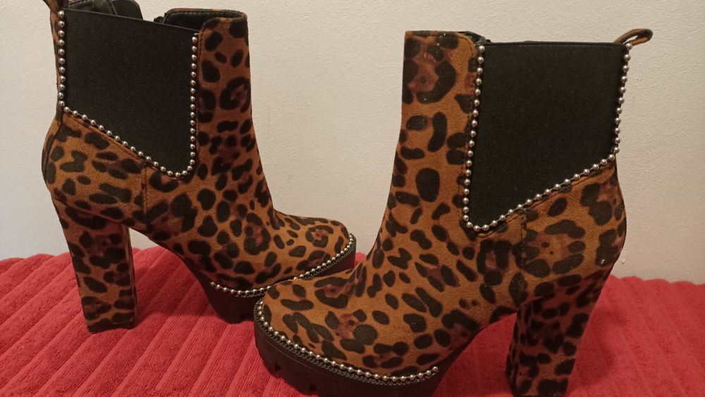 Vând ghetuțe superbe, 39