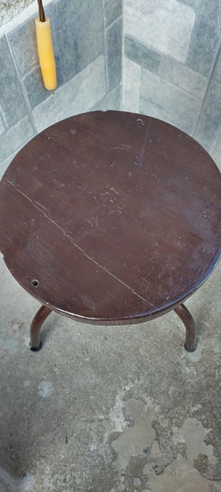 Трикрако старо въртящо столче медицинско