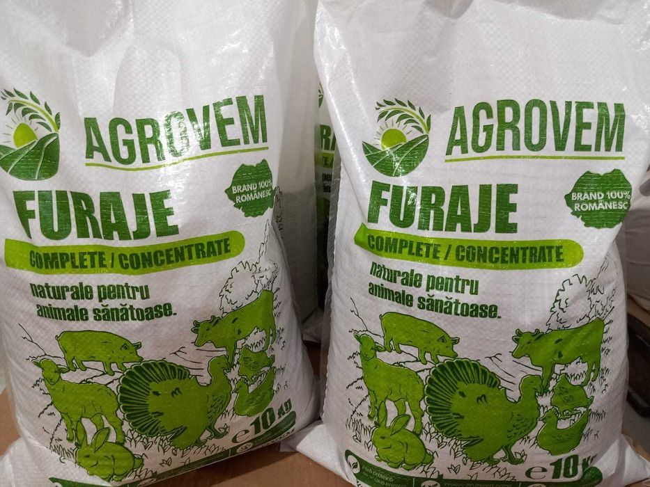 Vand furaje pentru animale de ferma