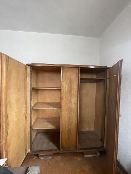 Старинен гардероб от орех