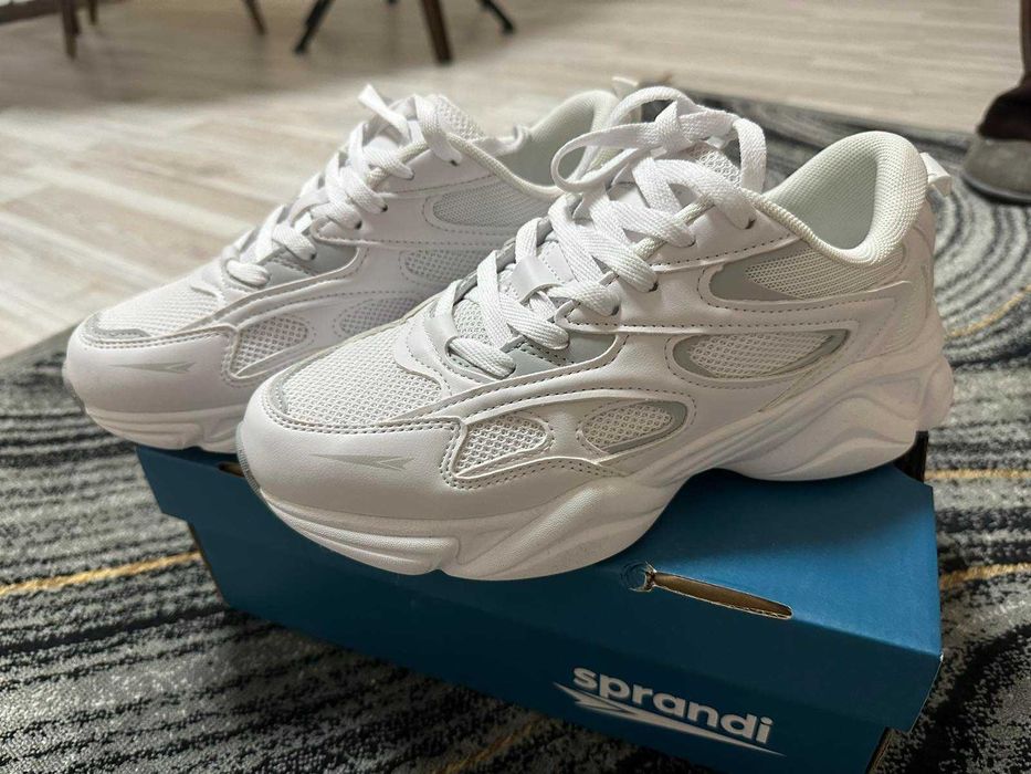 Бели обувки за ежедневието