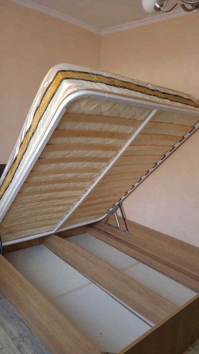 двуспальняя кровать