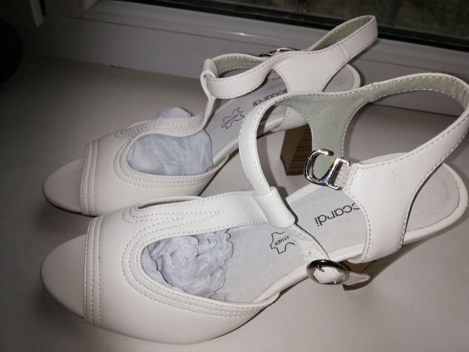 Продам босоножки