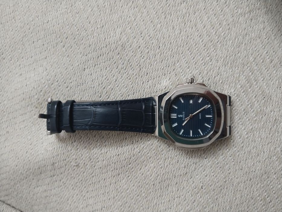 Продается телефон чехол и часы