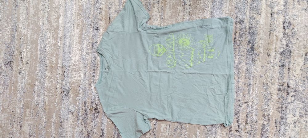 Vând  DOUĂ tricouri marca H&M