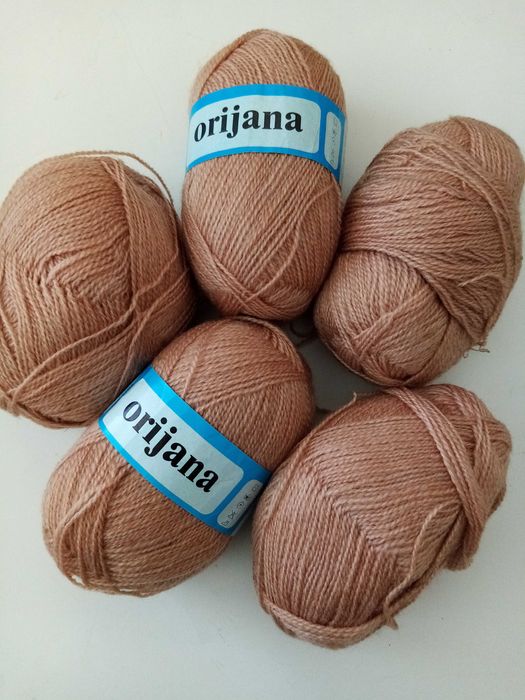 Бяла прежда тип мохер, мека бежова прежда, червен полиакрил, конци.