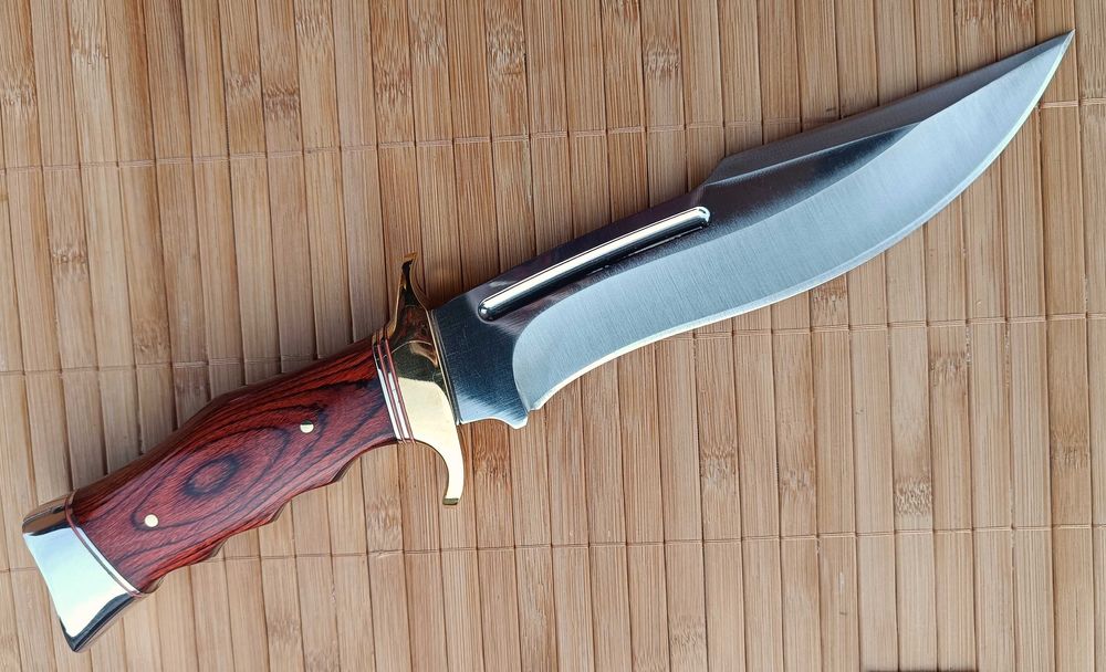 Ловен нож с месингов гард