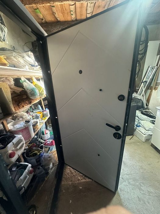 Доставка наружный входной дверь.