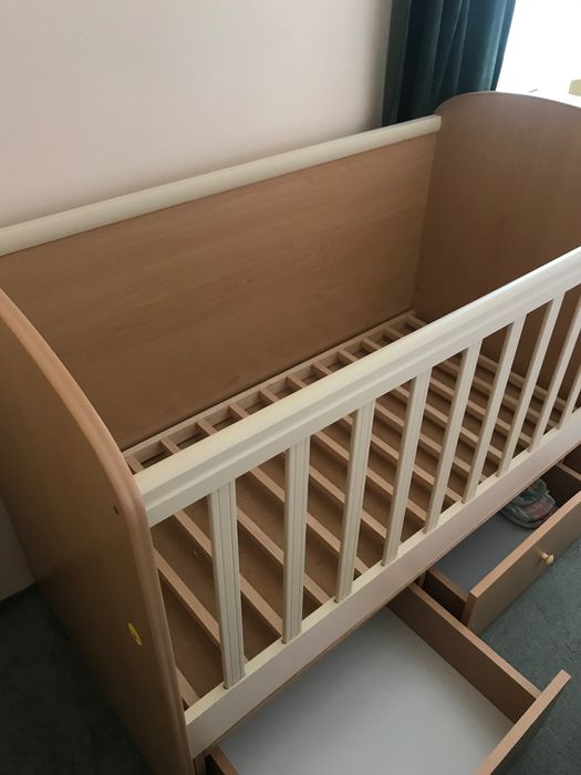 Детска кошара с люлеещ механизъм