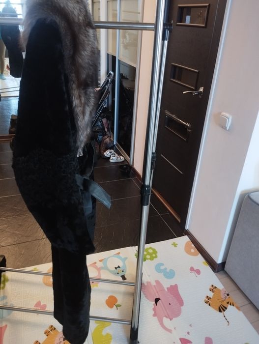 Продается шуба с меховым воротником.