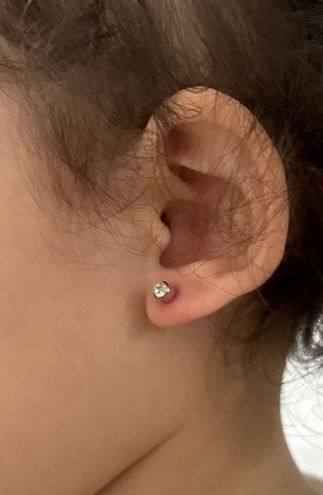 Прокалывание ушей детям и взрослым.работаю только с выездом на дом.