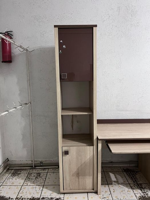 Шкаф и рабочий стол