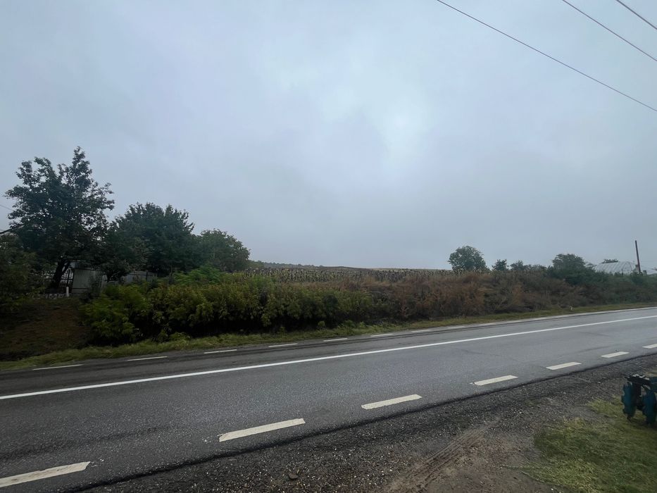 Teren de vânzare suprafata 1 ha, deschidere 20 m,în Poienari !!