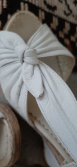 Бели летни обувки дамски