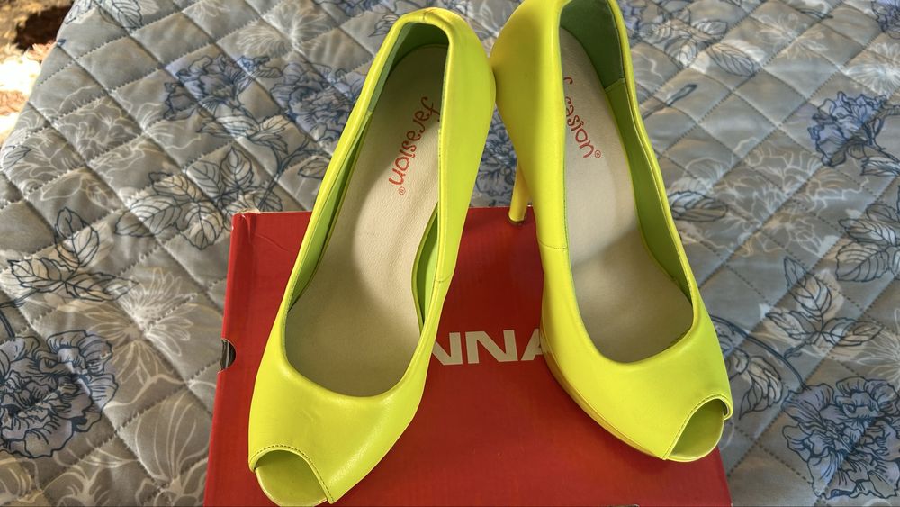 Обувки на висок ток