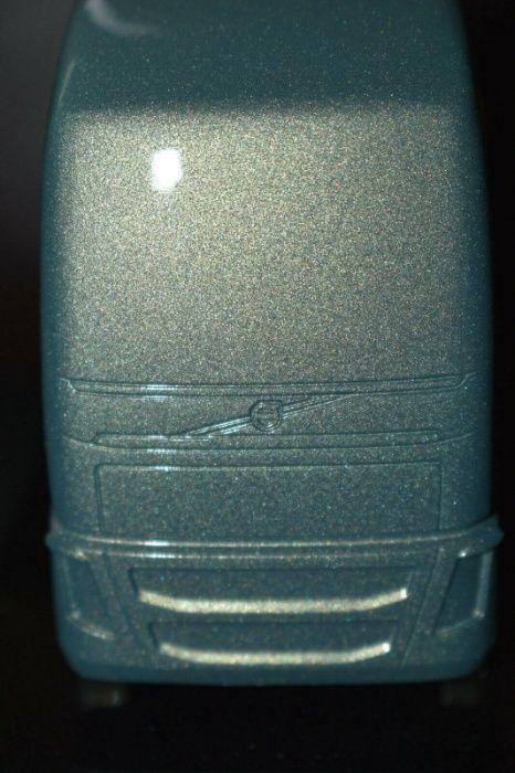 Продавам метално преспапие във формата на камион Волво FH 16 750