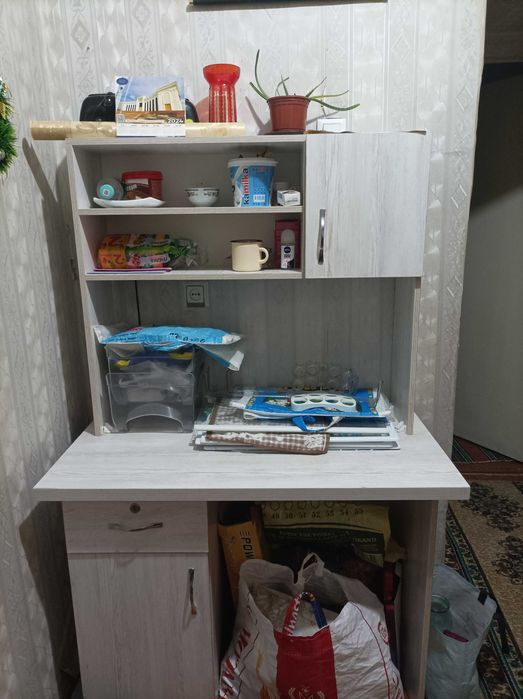 Письменный стол в хорошем состоянии