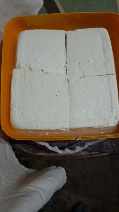 Vînd brînză de capră