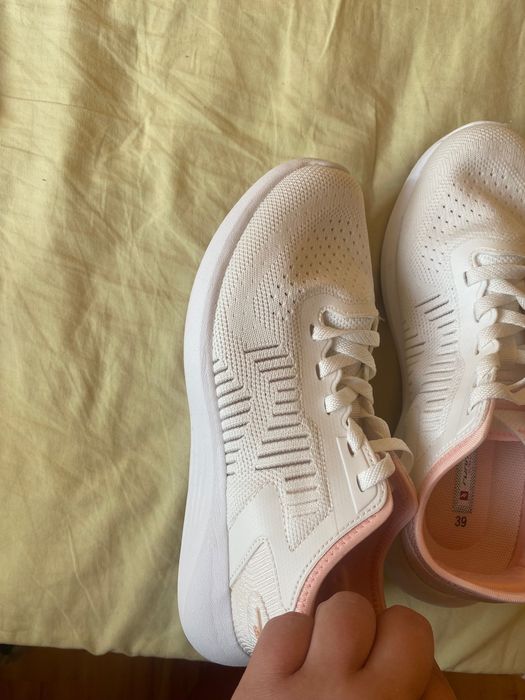 Бели маратонки Runners