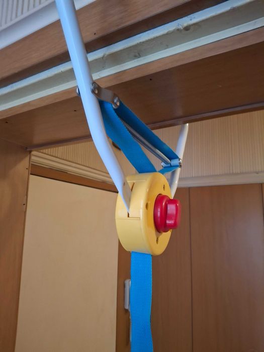 Детска люлка и играчка.