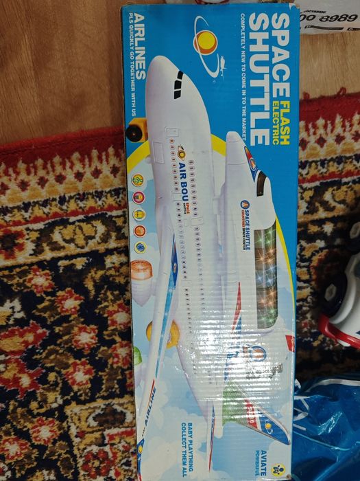 Продается самолёт, все детали на месте. Играет музыка