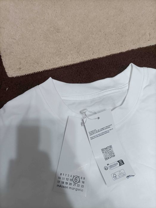 Tricou Maison Margiela MM6 – White Logo Print – Nou cu Etichetă (M dar e bun de L)