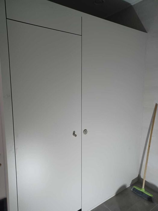 Cabine WC din HPL 12mm – Compartimentări Sanitare/Vestiare, Accesorii și Montaj