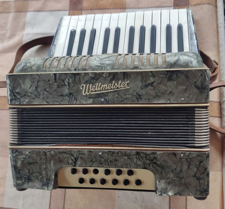 Винтидж акордеон Weltmeister, Германия. 12 баса. Работещ