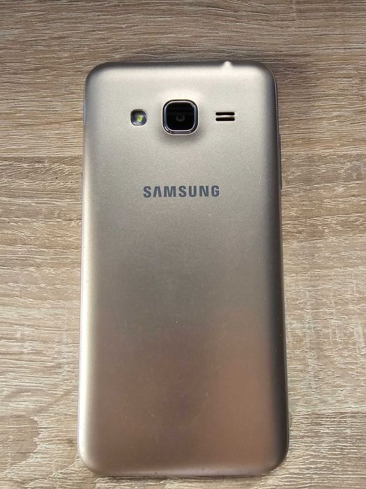 Смартфон Samsung Galaxy J3 (2016), 8GB, 4G, Gold