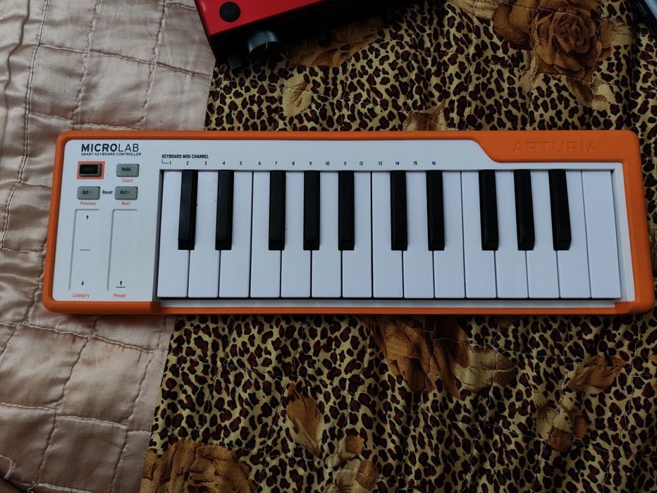 MIDI-клавиатура Arturia MicroLab Orange