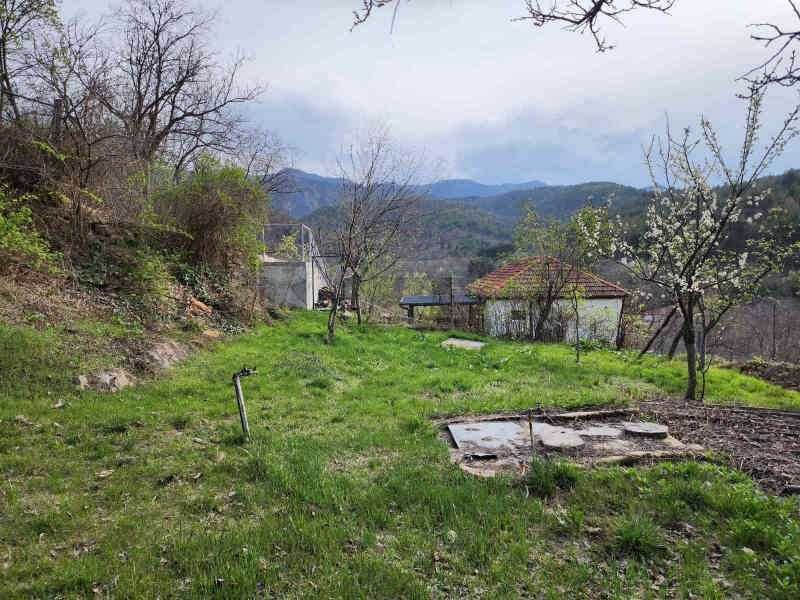 Продава се двуетажна къща с двор в гр. Перущица