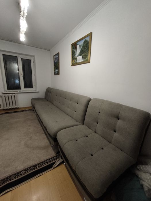 Продаю диван серый