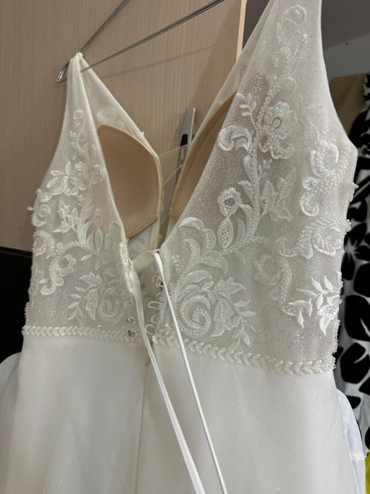 Rochie de mireasa, voal si pantofi