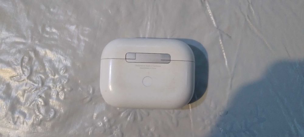 кутия за безжично зареждане на Apple AirPods