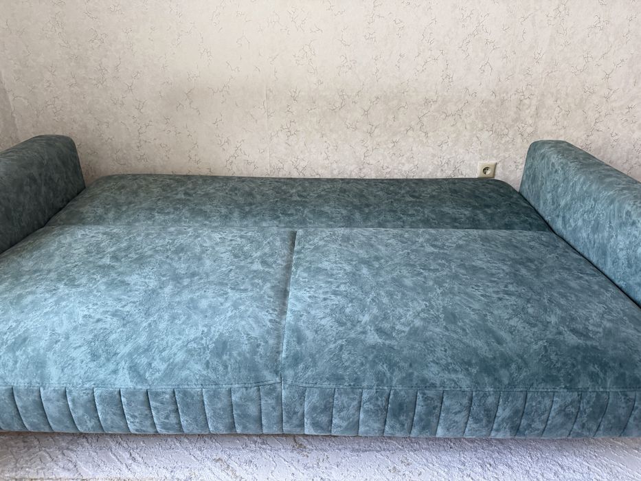 Диван зеленнгго цвета срочно