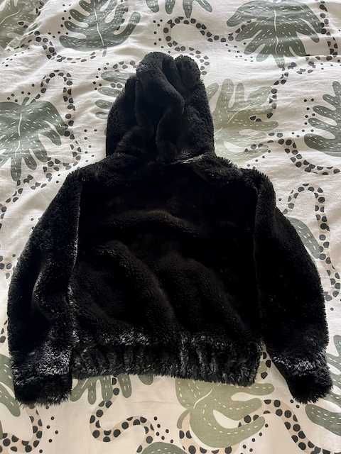 Черно пухено яке с качулка мече, много мекичко и топло, размер 134-140